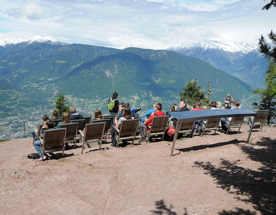 Knottnkino bei Vöran mit Stühlen und Panoramablick über das Etschtal