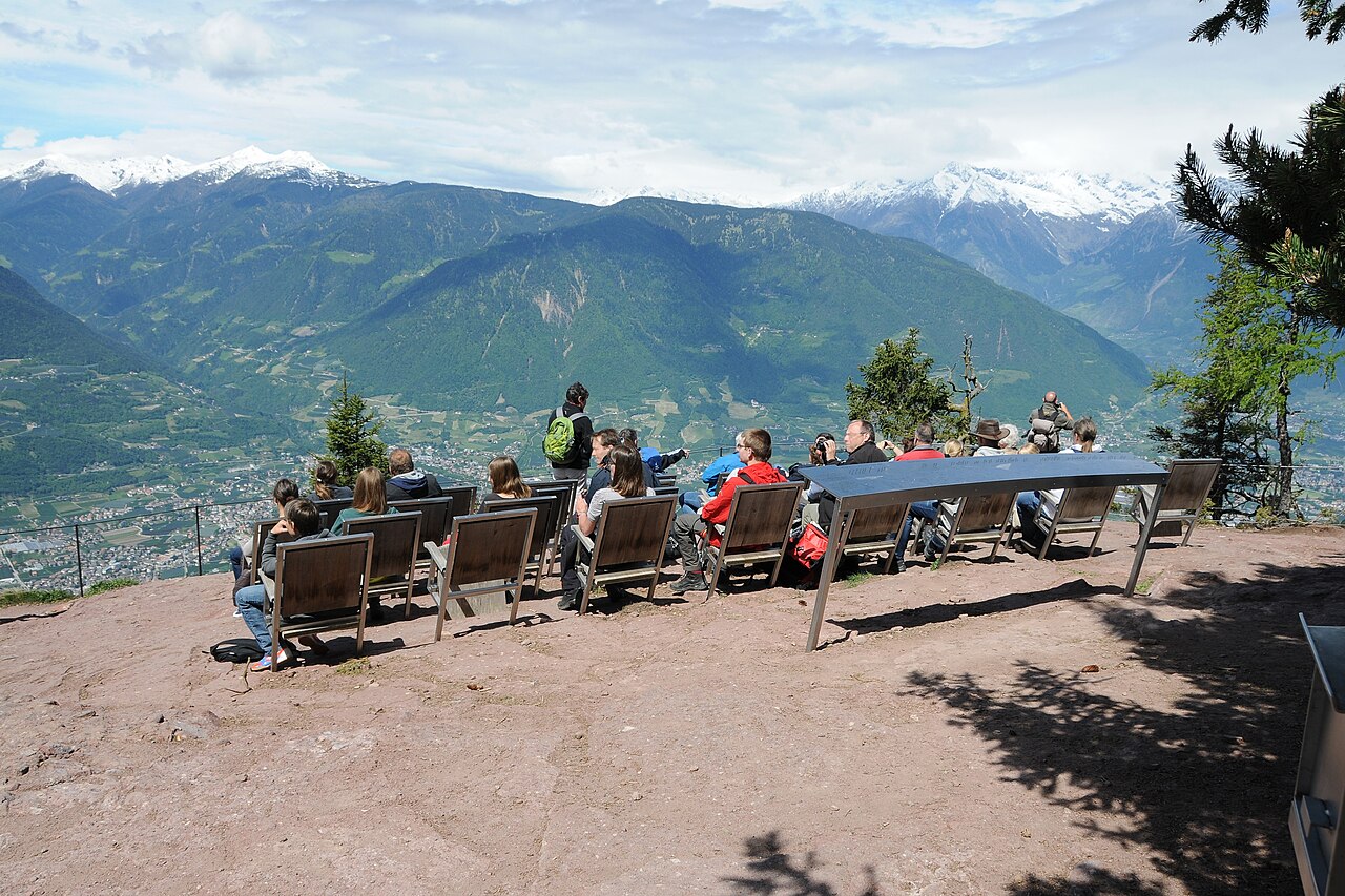 Knottnkino bei Vöran mit Stühlen und Panoramablick über das Etschtal