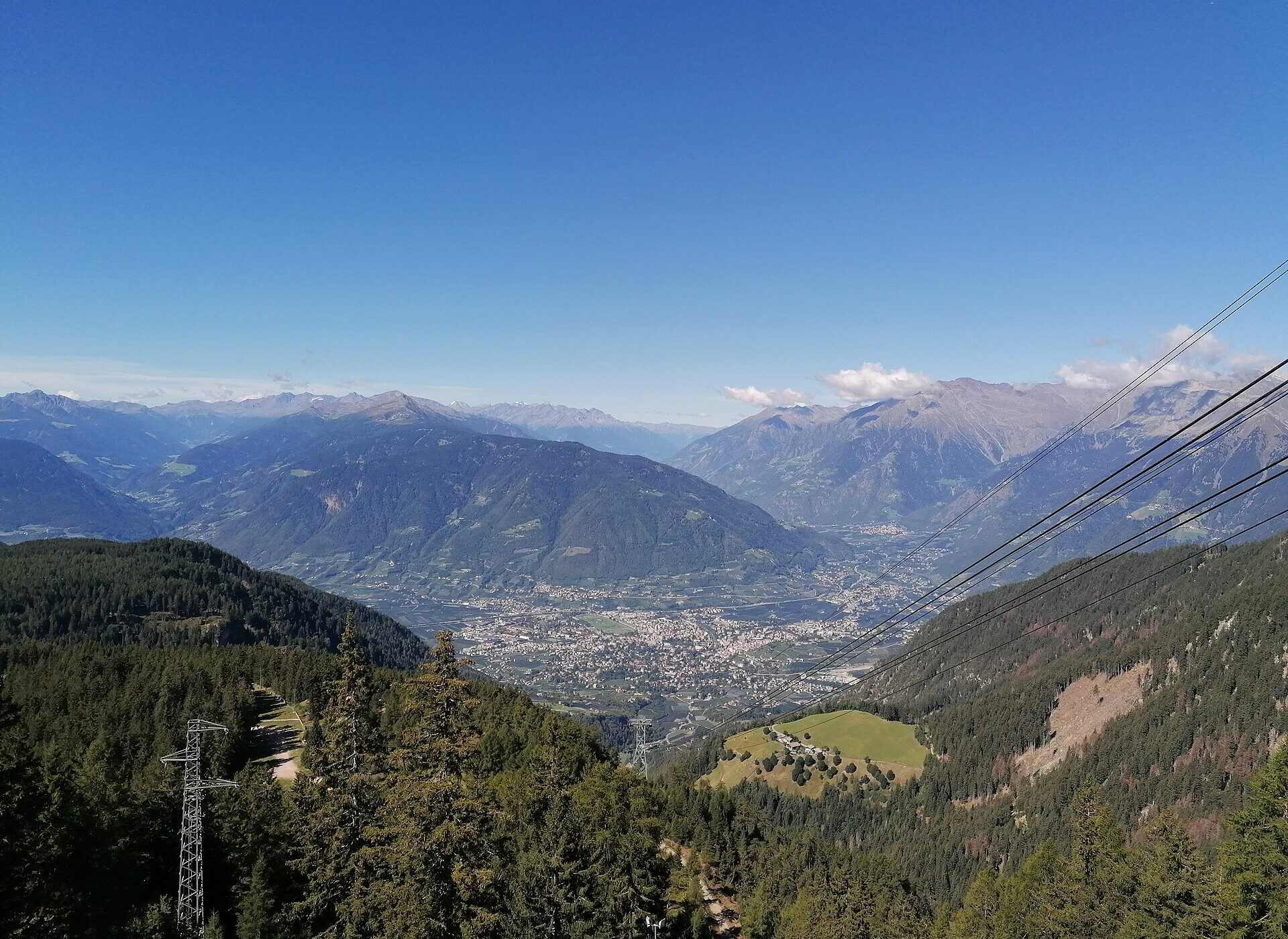 Sommerlicher Blick von Meran 2000 auf Meran und die umliegenden Berge