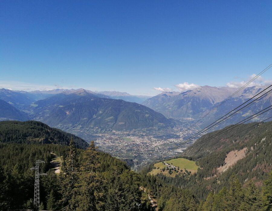 Sommerlicher Blick von Meran 2000 auf Meran und die umliegenden Berge